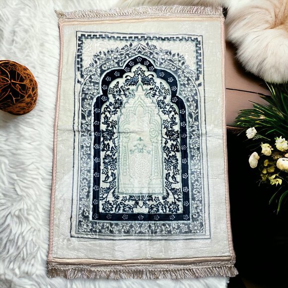 Comfort Islamic Prayer Mat for Serene Worship - Picture 1 of 9
